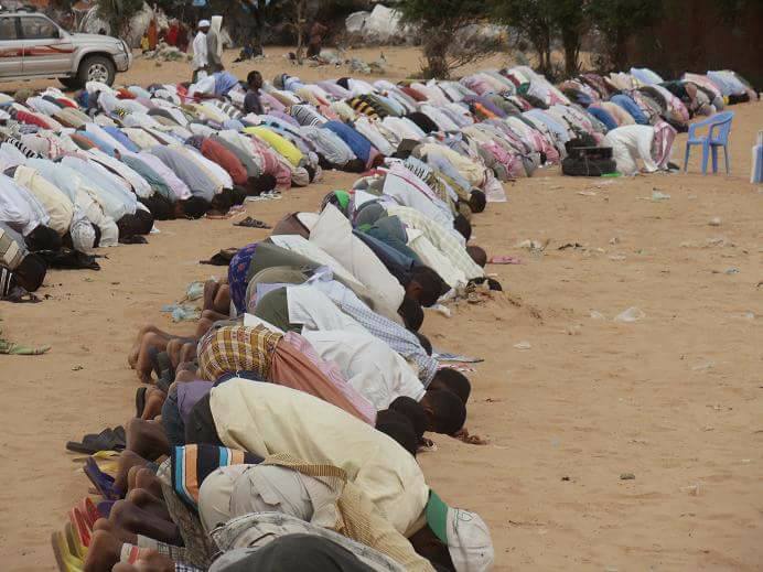 Bagaimana Hukumnya Shalat Harus di Atas Tanah?