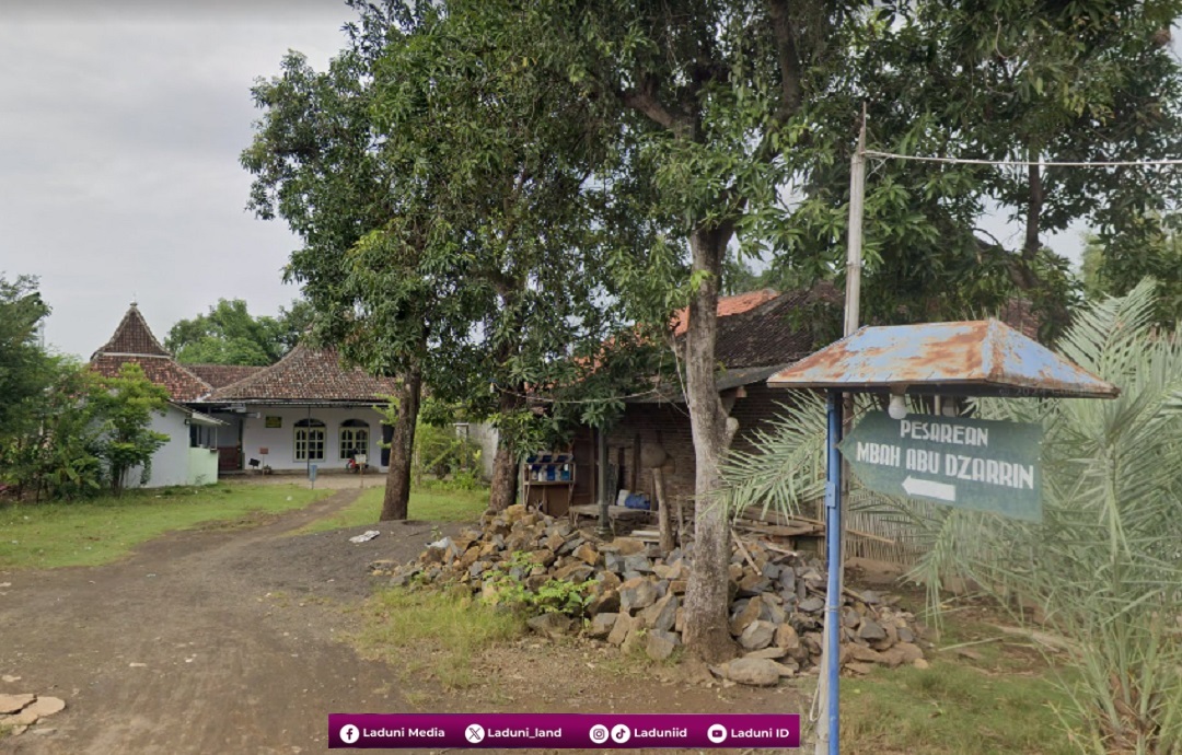 Ziarah di Makam KH. Abu Dzarrin, Pengasuh Pesantren Sidogiri Pasuruan