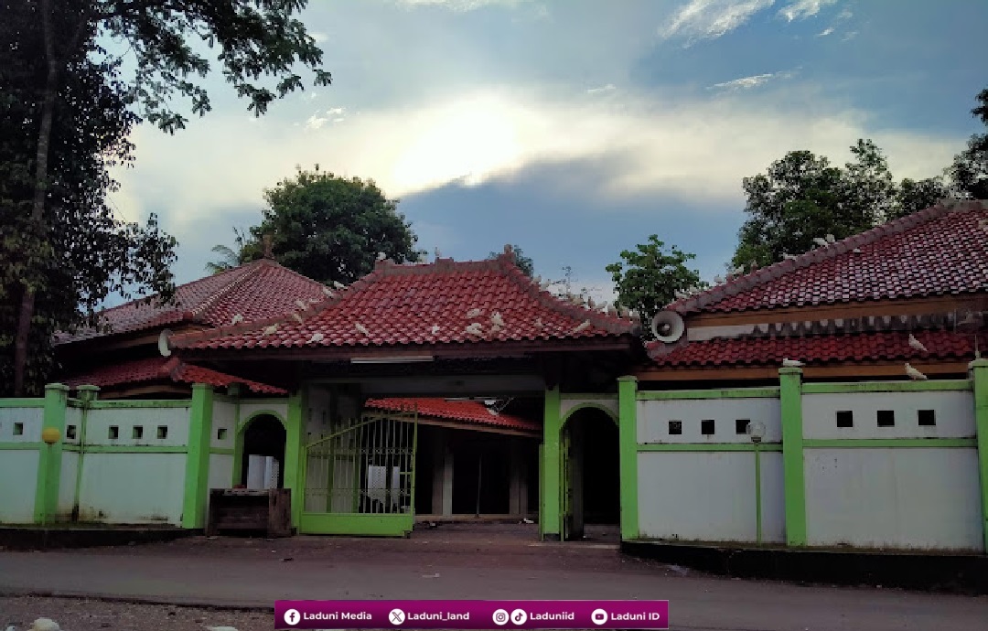 Ziarah di Makam KH. Makhtum Hannan, Pengasuh Pesantren Masyariqul Anwar Babakan, Cirebon