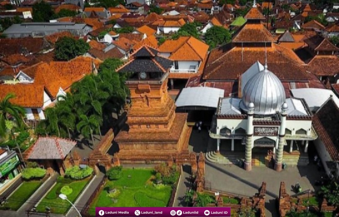 Ziarah di Makam KH. Turaichan Adjhuri Kudus, Mahagurunya Falakhiyyah Indonesia