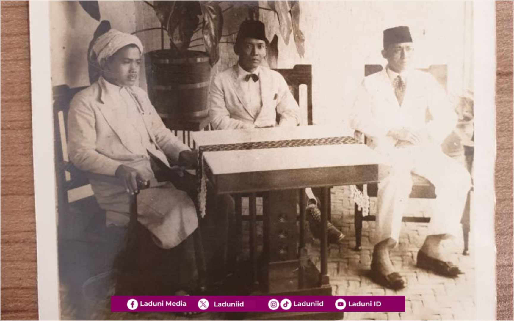 Guru Spiritual Soekarno (7): Foto Langka Kyai Achmad Basyari bersama Bung Karno