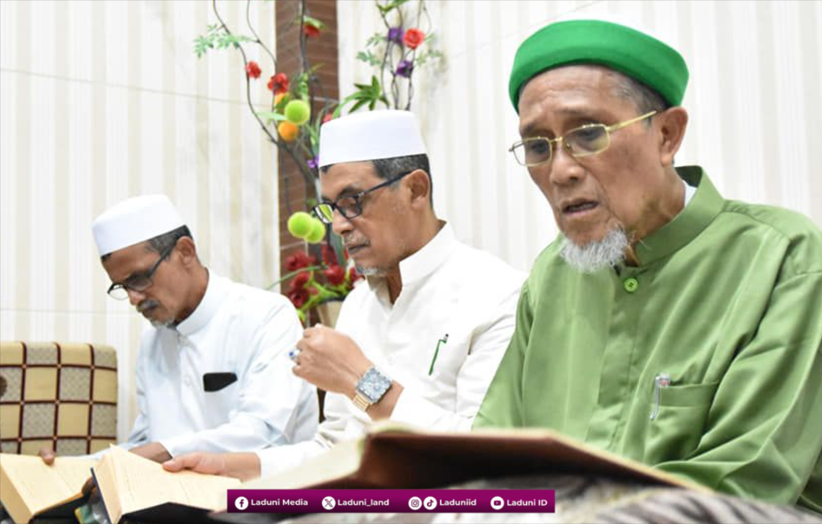 Rauhah: Tradisi “Ngalap” Berkah dengan Sejenak Membaca Kitab