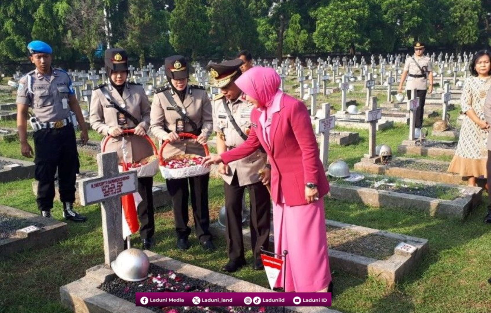 Hukum Ziarah ke Makam Pahlawan dan Raja Nonmuslim